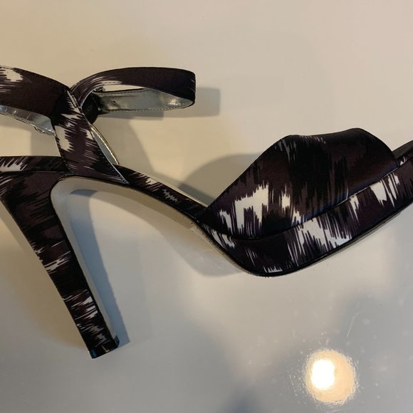 NWT Express - Black and White Peep Toe Platform Pumps, size 10 - Picture 7 of 16